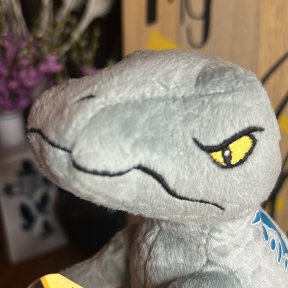 Universal Studios | Jurassic World | Blue the velociraptor Plushie - Picture 10 of 15